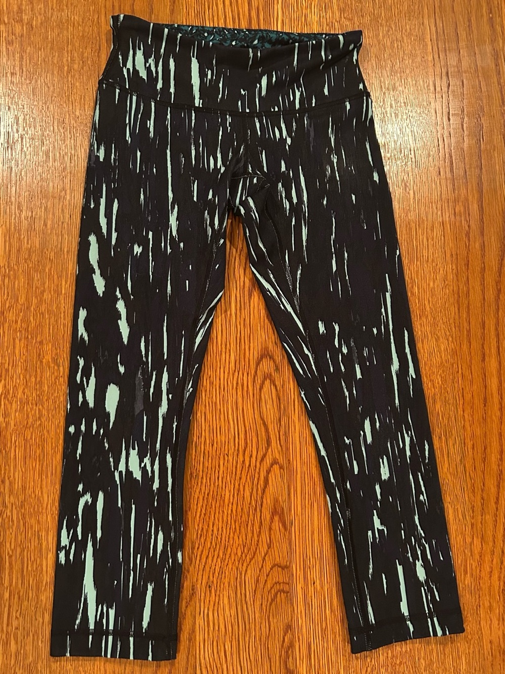 Lululemon Wunder Under Crop III - Size 4